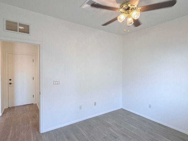 Building Photo - 4 bed/3bath in desirable Paseo Del Rio Community