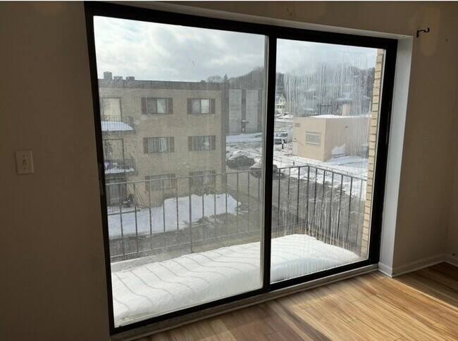 Building Photo - 406 Broadway