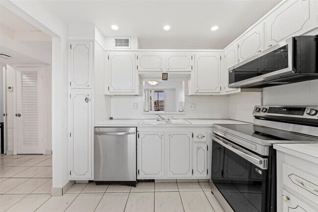 Building Photo - 319 NE 14th Ave