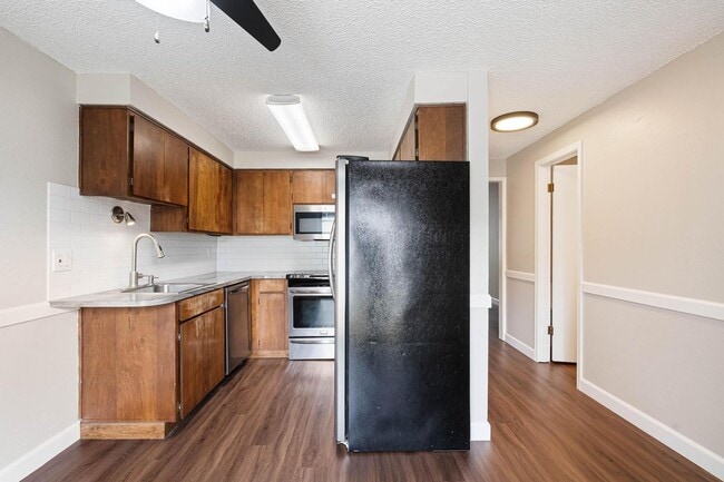 Building Photo - Clean, inviting 2-bdrm/1.5 bath unit in Milwaukie. Private patio, designated parking