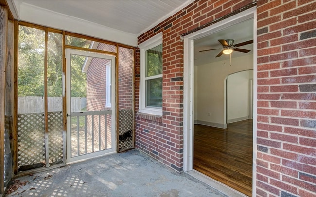 Building Photo - Beautifully renovated ranch bungalow locat...