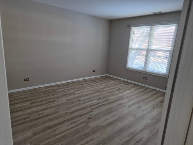 Building Photo - 271 Southwick Ct