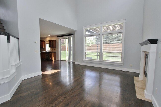 Building Photo - Adorable Craftsman Style Home