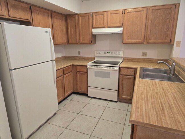 Building Photo - 1120 N Val Vista Dr