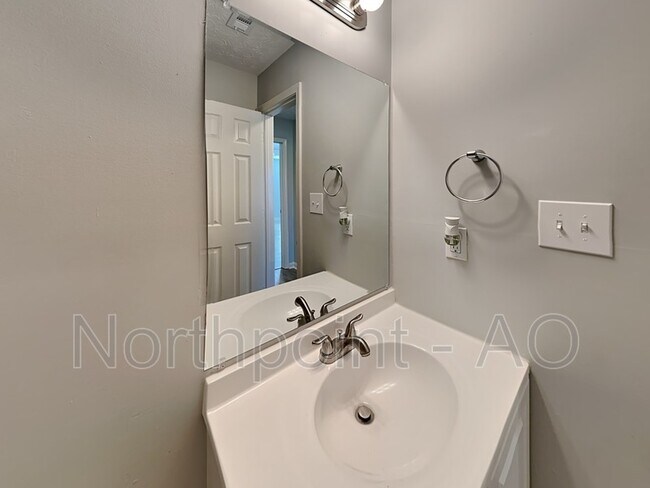 Building Photo - 421 Trinity Tr