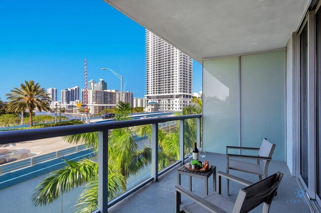 Building Photo - 2602 E Hallandale Beach Blvd