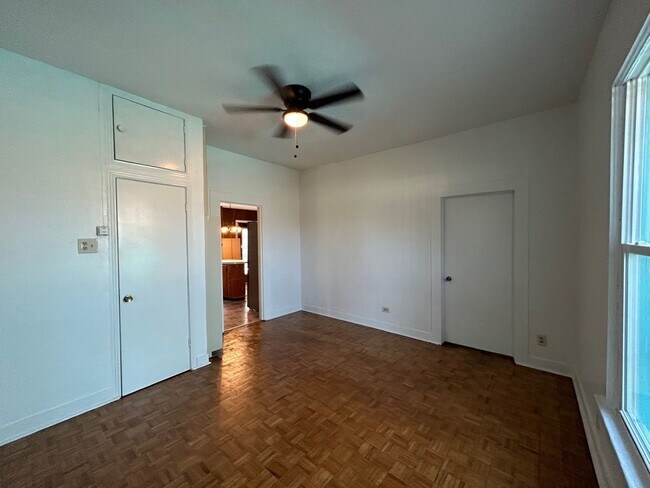 Building Photo - $500 OFF FIRST MONTH'S RENT IF MOVED IN BY...