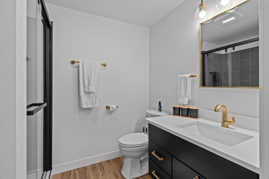 Building Photo - 1095 April Ln