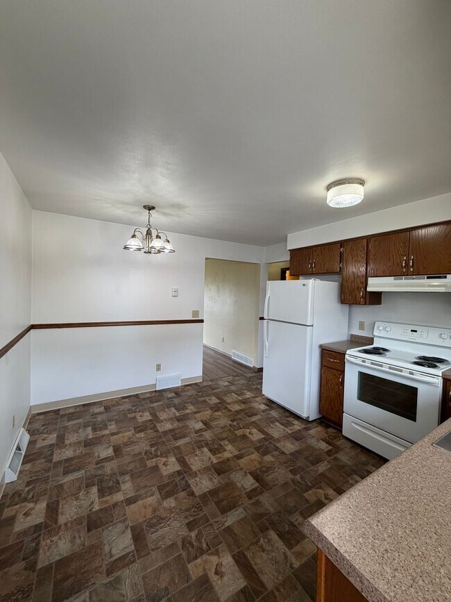 Building Photo - Midpark Duplex