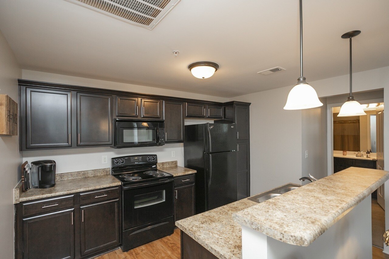 Building Photo - 8201 Lenox Creekside Dr