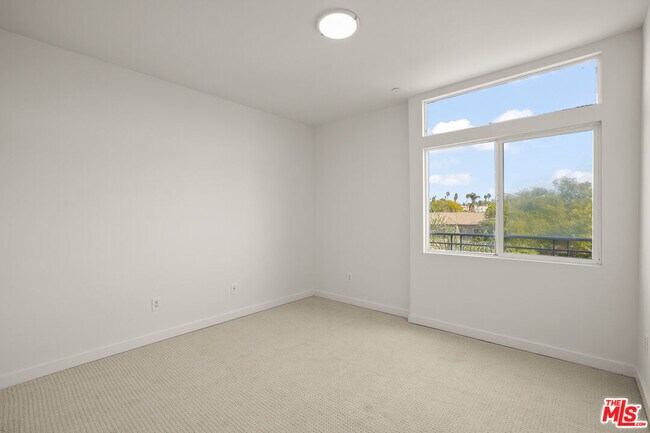 Building Photo - 401 Serrano Ave