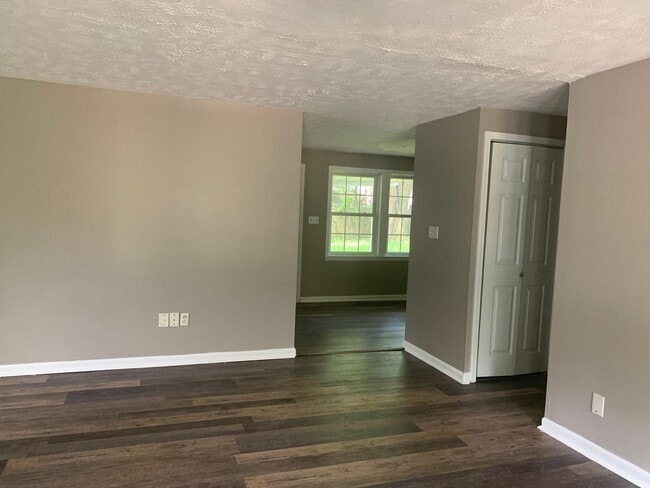 Building Photo - MADISON RANCH WITH 2 BATHS!