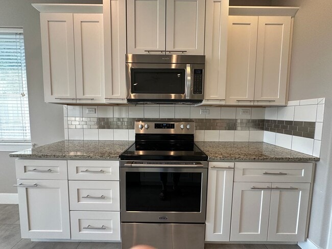 Building Photo - Centrally Located in Kennewick!