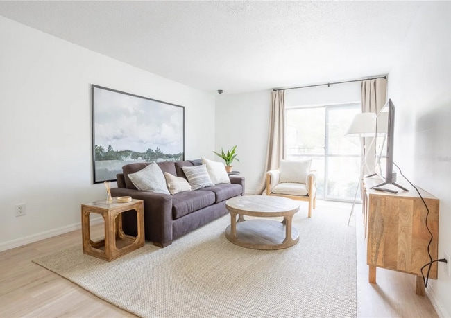 Building Photo - Cutest 2 Bed/ 1 Bath Near UF-Furnished!