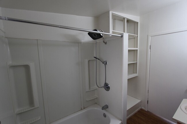 Building Photo - Charming 3-Bedroom Apartment with Garage &...