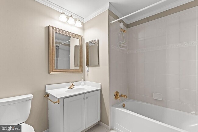 Building Photo - 2022 Crescent Wy