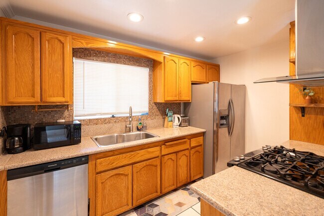 Building Photo - Cozy Zen Retreat Home with 4BD+3BA  Share ...