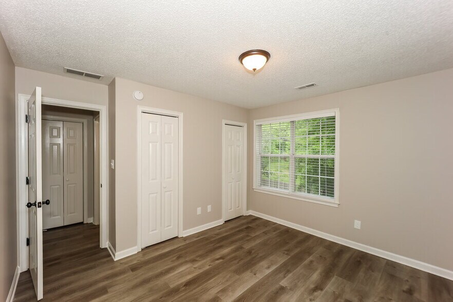 Building Photo - 130 Woodlake Dr