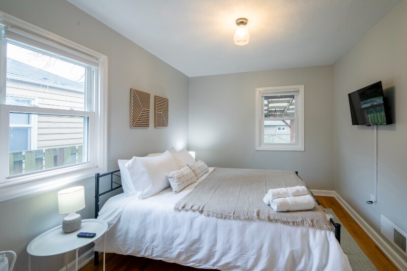 Building Photo - 5130 N Yale St