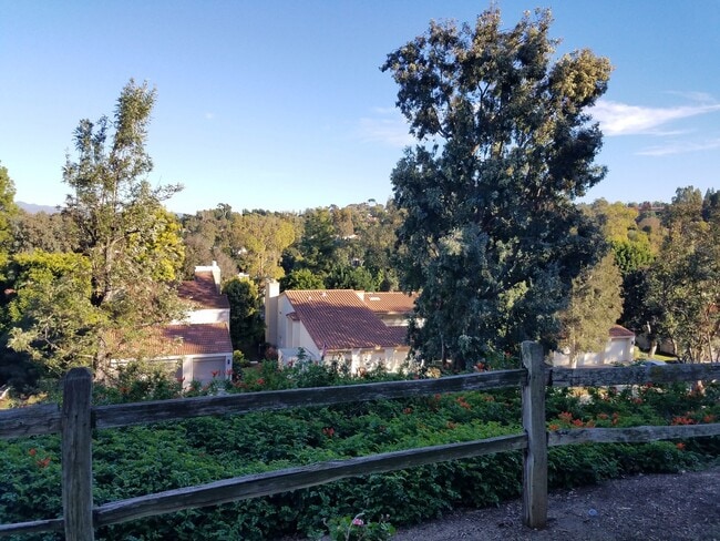 Building Photo - Large 1 Bed/1.5 Bath in Laguna Woods ( 55+ community)