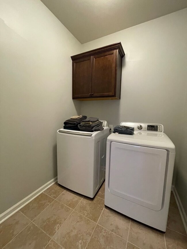 Building Photo - Berkshire Beauty