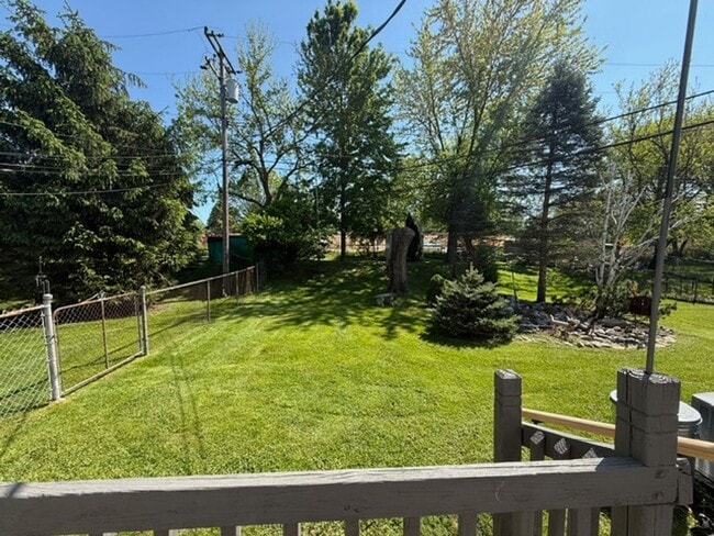 Building Photo - 2 bedroom 1.5 bathroom townhouse - Availab...