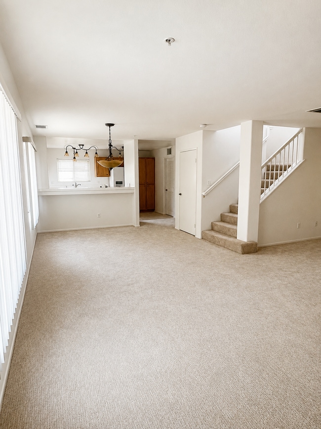 Building Photo - Spacious Upstairs 3 Bed 2.5 Bath Townhouse with 2 Car Tandem Garage
