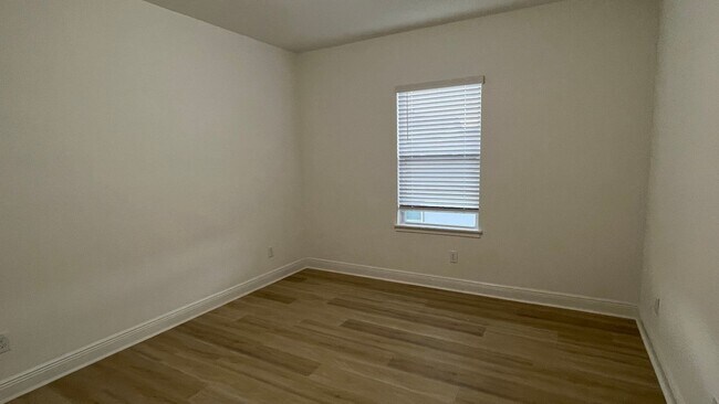Building Photo - Like New 1/1 Garage Apartment with 1-Car G...