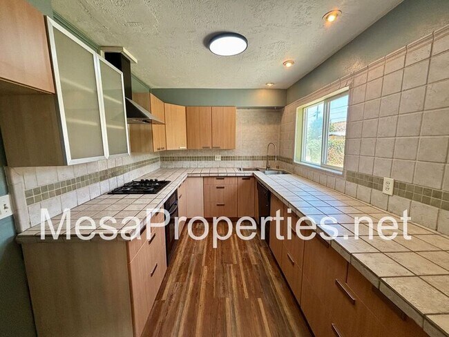 Building Photo - 811 Drake Ave