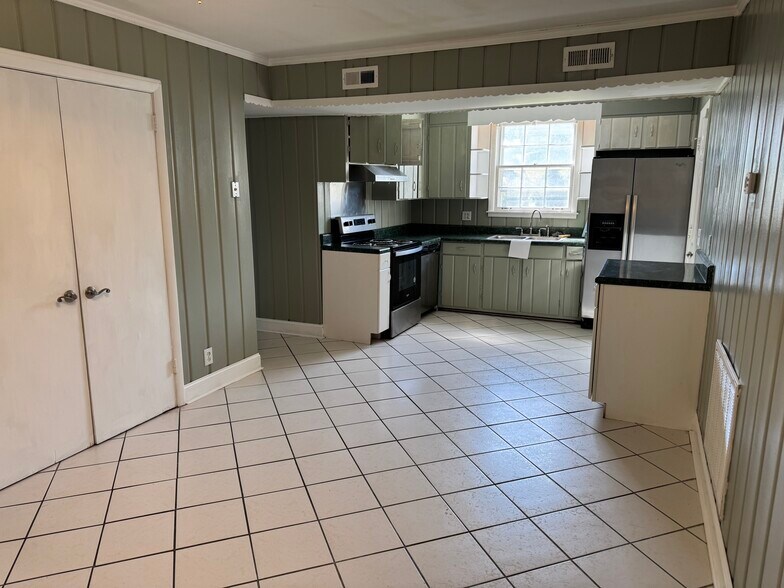 Building Photo - 446 Capri Dr