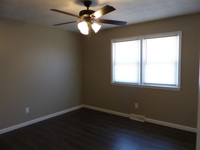 Building Photo - 412 Lester St