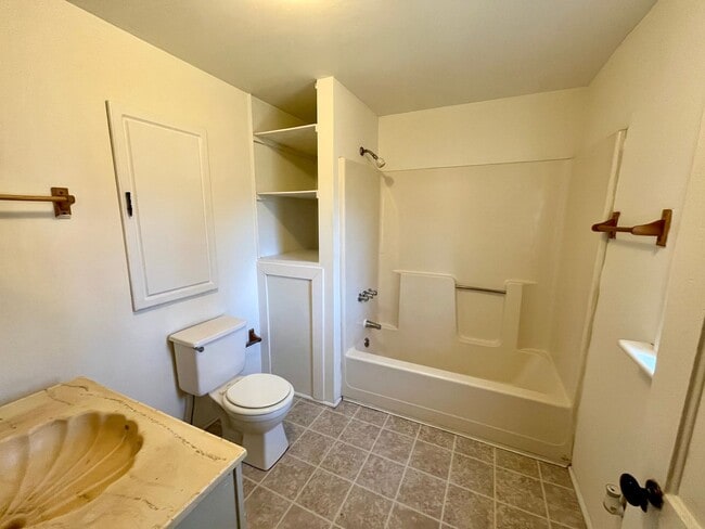 Building Photo - One bedroom with Bonus Room