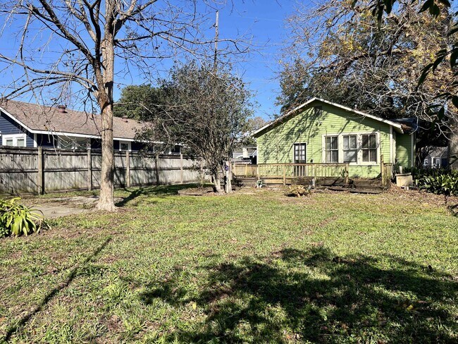 Building Photo - 2090 Broussard St
