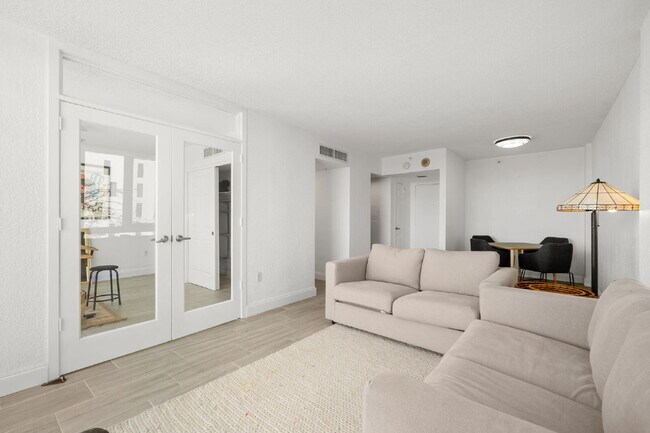 Building Photo - Charming 2-Bedroom, 1-Bathroom Fully Furnished Condo in the Heart of Downtown St. Petersburg