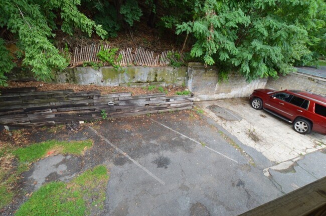 Building Photo - 237 River St