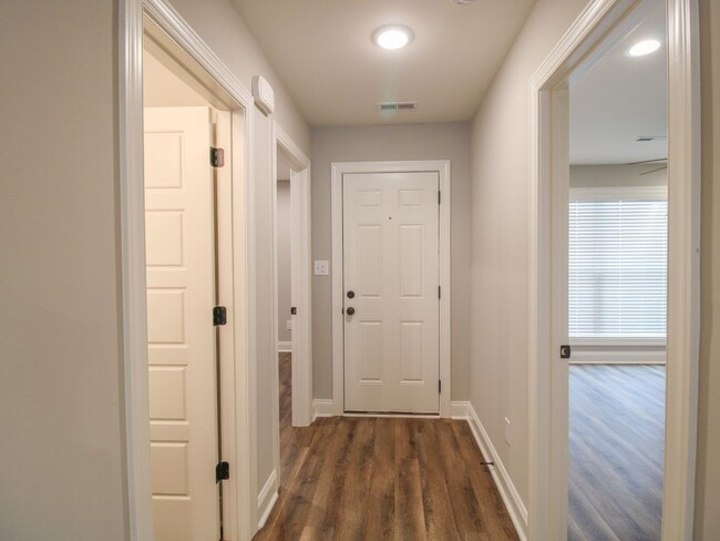 Building Photo - Modern 3BR/2BA Townhome in Lucas Ferry – G...