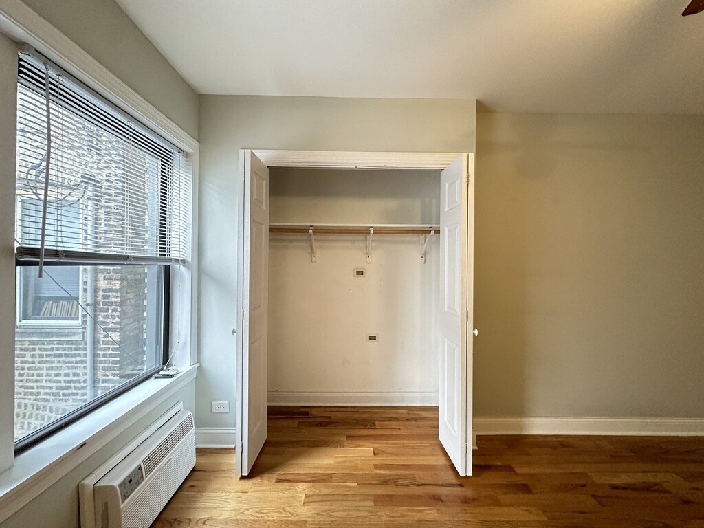 Building Photo - 823 W Wolfram St