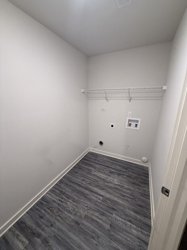 Building Photo - 680 The Heights Ln