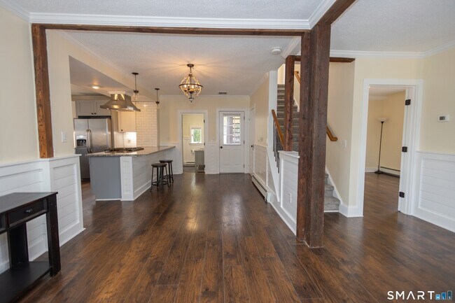 Building Photo - 387 Buckland St