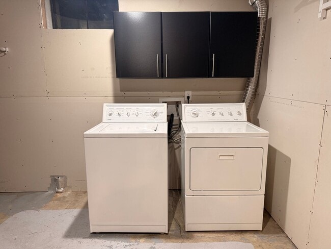 Building Photo - Spacious Twin Lakes Gem!!!