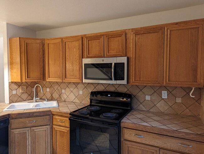 Building Photo - End unit 2 bedroom - Small Pets OK