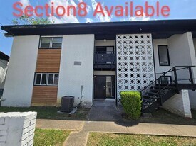 Building Photo - 3719 Wesley Dr