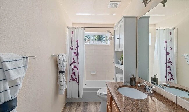 Building Photo - Updated Kent home with outstanding backyard