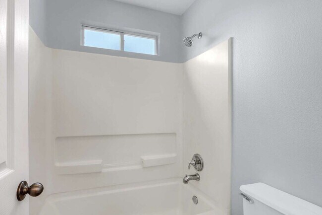 Building Photo - "Spacious 6-Bedroom Haven with 4 Full Baths and Hot Tub!"