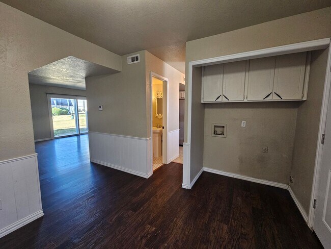 Building Photo - (2) Bed/2.5 (Bath)Townhome! Pool Access!