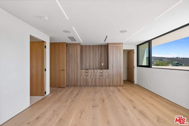 Building Photo - 2501 Banyan Dr