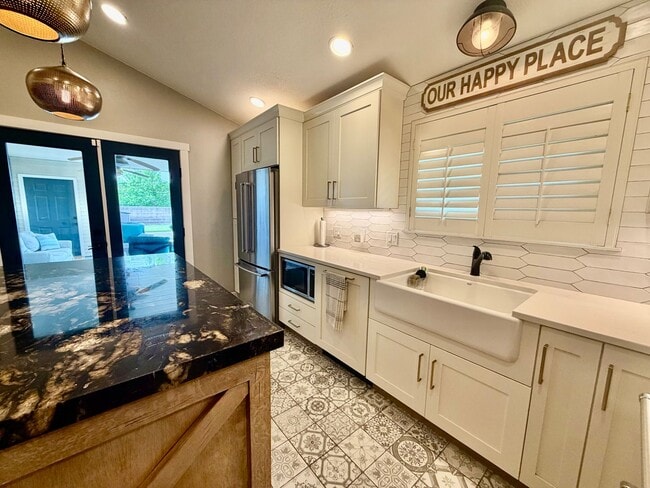 Building Photo - Gorgeous 4 Bedroom Home!!