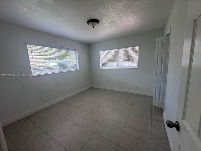 Building Photo - 2806 SW 35th Ave
