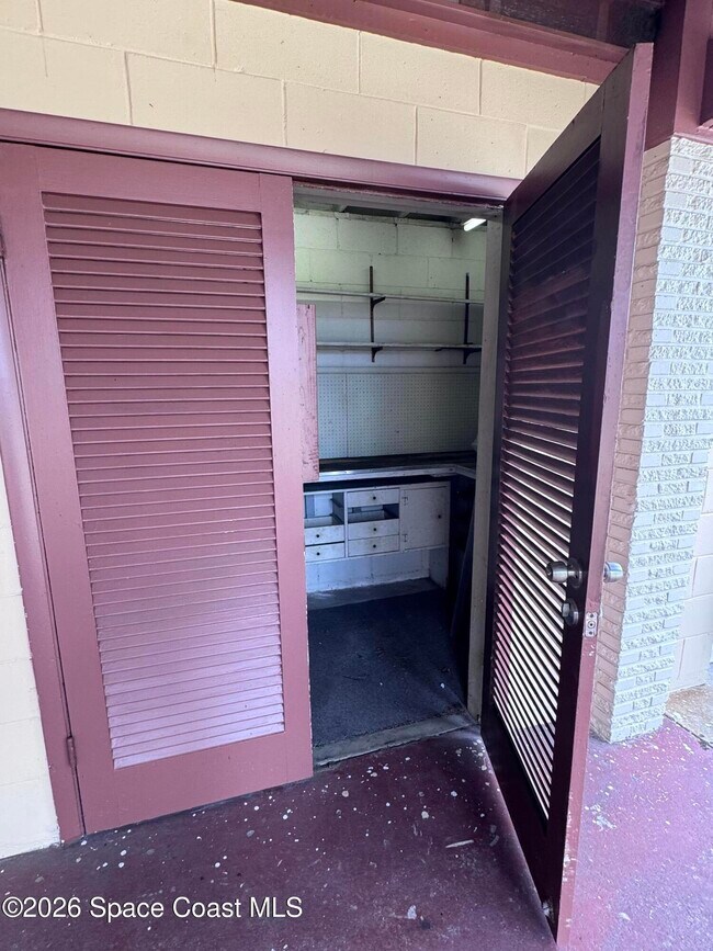 Building Photo - 305 Edinburgh Dr