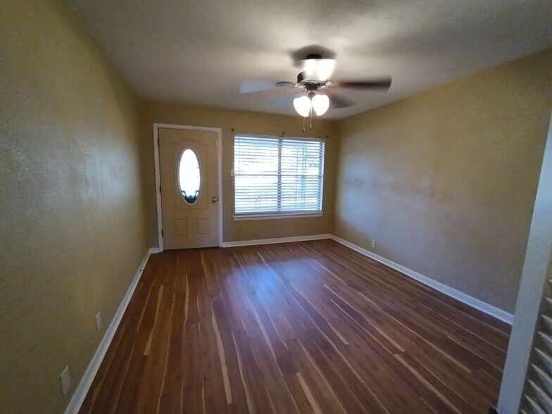 Building Photo - 1402 Hillcrest Dr